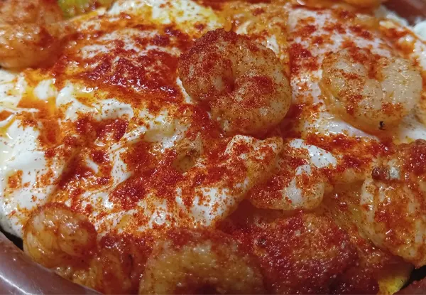 Huevos Rotos con Gambas al Ajillo